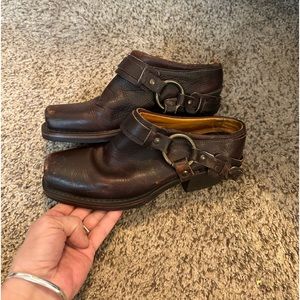 Beautiful Frye belted harness mule/clog boot size 7.5 Preloved in good condition